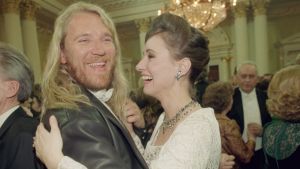 Filmregissören Renny Harlin i den omtalade läderfracken tar en svängom med Assi Koivisto 1992. Långhårig man i läderfrack dansar med kvinna i vit balklänning