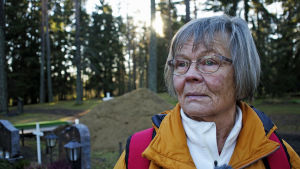 Ritva Sommermark jobbade som sjukskötare i 40 år i Sverige innan hon bestämde sig för att återvända till St:Michel. Ritva Sommermark på gravgården i Sankt Michel.