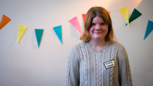Hanna Grandell, multikonstnär, erfarenhetstalare och boendeutvärderare Portsätt på Hanna Grandell soms er in i kameran