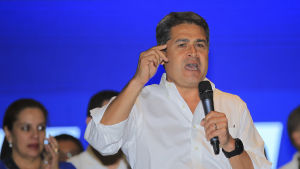 President Orlando Hernández. Honduras president Orlando Hernández talar i mikrofon.