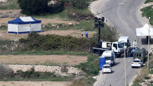 Caruana Galizia mördades med en bilbomb som fjärrstyrdes med en telefon. Polisen undersöker vraket av journalisten Daphne Caruna Galizias bil, som sprängdes med en bomb. Caruna Galizia dödades i explosionen.