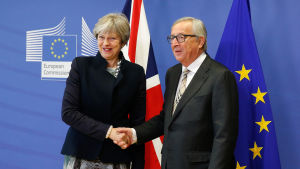 Premiärminster Theresa May och ordförande för Europeiska kommissionen Claude Juncker. Theresa May och Jean-Claude Juncker skakar hand i Bryssel.