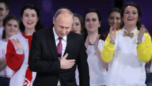Putin tackade publiken för det stöd de visade honom. Putin tackade publiken för det stöd de visade honom.