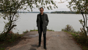 Hietaniemen ranta on Klausille mieluisa kävelypaikka. Kapellimestari Klaus Mäkelä Hietaniemen rannalla.