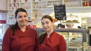 Syskonen Rozanne Fors och Isabella Forsström tog över Café Hallonblad för ett par år sedan. Rozanne och Isabella Forsström.