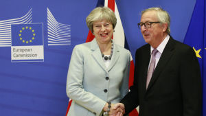 Theresa May välkomnas i Bryssel av EU-kommissionens ordförande Jean-Claude Juncker inför deras möte i Bryssel. 
