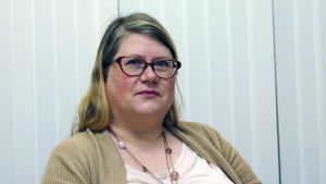 Katja-Pia Jenu säger att det är vanligt med underbetalda utlänningar inom restaurangbranschen. Inspektör Katja-Pia Jenu vid Regionförvaltningsverket i södra Finland granskar arbetsförhållanden för utländska arbetstagare.