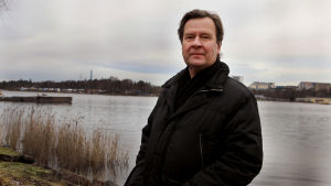 Säveltäjä Magnus Lindberg Töölönrannassa.