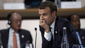Emmanuel Macron. Emmanuel Macron lutar huvudet i handen på klimatmötet.