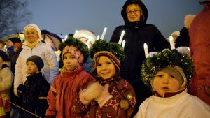 Att fotografera smålucior är inte det lättaste. De här fröknarna följde med kröningen av Östnylands lucia 2017 på Rådhustorget i Borgå. Små luciaflickor.