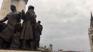 Mannen som symbol för hjälten. Hjältemonument i Budapest där alla statyer föreställer män