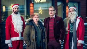 Luottomiehen jouluspesiaali. Reunoilla kaksi joulupukkia ja keskellä Kari Ketonen ja Antti Luusuaniemi.