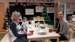 Hanna Velling och Leena Juntunen drack morgonkaffe på daghemmet. Hanna Velling och Leena Juntunen vid frukostbordet på barnens daghem.
