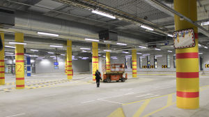 I Mattby väntar en splitterny bussterminal på att matartrafiken ska kunna köra igång. mattby nya bussterminal före invigningen, en grå hall med gula pelare