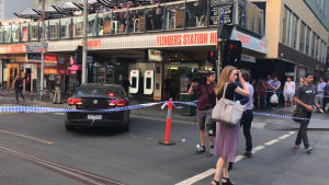 Bilen som mejade ner människor som väntade på att gå över gatan ska ha haft mycket hög hastighet, uppger vittnen till lokala medier. Gatan där en bil kört på personer i Melbourne.