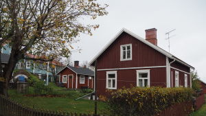Till det röda huset vid den stora lönnen och den blå källardörren kom kapten Zepp och maskinisten Snapp, som långväga gäster julnatten 1947. Huset där familjen Kovanen bor på Utö.