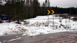 Här gick Mangårdsvägen tidigare. I dag heter vägbiten före järnvägsspåret Gamla Mangårdsvägen och efter spåret Växelvägen. Järnvägsspår på landsbygden.