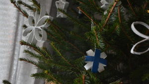 Julgransdekorationerna uppmärksammar Finlands 100-årsjubileum. Julgransprydnader i en gran.