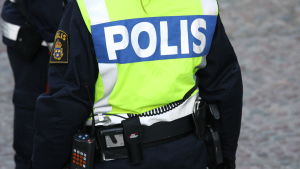 Grönholm fick poliseskort för att hämta sin bil som stod parkerad på den svenska sidan. Polis med reflexväst.