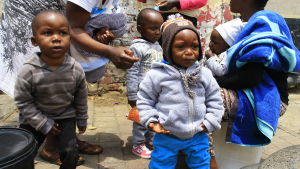 Det har regnat i flera dagar i Johannesburg, nu är det äntligen uppehåll. Men det betyder att kvinnorna i huset inte har kunnat ge sig ut och tigga, och barnen har tvingats vara inomhus. Det har regnat i flera dagar i Johannesburg, nu är det äntligen uppehåll. Mend et betyder att kvinnorna i huset inte har kunnat ge sig ut och tigga, och barnen har tvingats vara inomhus.