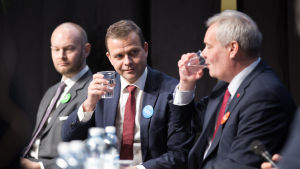 Petteri Orpo (Saml) och Antti Rinne (SDP) kriticerar hårt varandra, men gynnas också av det. Sampo Terhos Blå framtid väntas inte spela en så stor roll i valet. Puoluejohtajat kohtaavat kuntavaalipaneelissa Educa-messuilla – miten oppimistulosten lasku Suomen peruskouluissa pysäytetään?