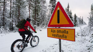 Mikko "Peltsi" Peltola ottaa vastaan talven kutsun ja lähtee Länsi-Lappiin kaamoksen kynnyksellä.