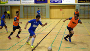 I första halvleken spelade Alexander Österlund som utespelare, i andra intog han rollen som flygande målvakt. HFC:s Alexander Österlund springer med bollen i fötterna.