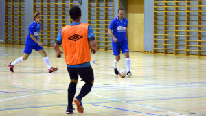 47 år gamla Tom Enbergs rutin och teknik håller bra för division 2 i futsal. Tom Enberg driver med bollen.