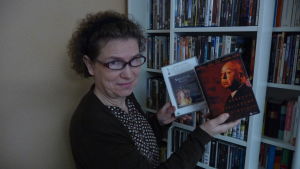Sirkka Högnäs visar upp några filmer ur den privata filmsamlingen. En kvinna visar upp ett par DVD-fodral. Den ena innehåller filmen Shakespeare in love. Den andra tre stycken filmer av Alfred Hitchcock.