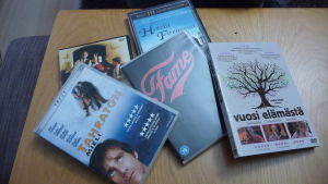 Familjen Högnäs filmsamling innehåller många filmer. En hög med DVD-filmer ligger på ett bord.