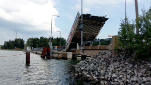 Den gamla pontonbron är i dåligt skick och flera tekniska fel har drabbat klaffbron de senaste åren. Lillholmens pontonbro i Pargas