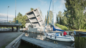 Nostosilta on pystyssä ja purjevene odottaa pääsyä kanavaan. 