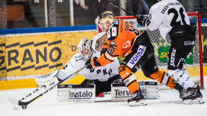 Rasmus Tirronen har hållit nollan tre gånger på 14 matcher i FM-ligan. Rasmus Tirronen, TPS-HPK 2017.