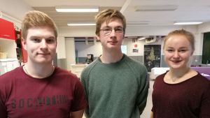 Pargas svenska gymnasiums debattlag. Från vänster: Benjamin Bergan, Sebastian Karlsson och Freya Axo. Pargas svenska gymnasiums debattlag.