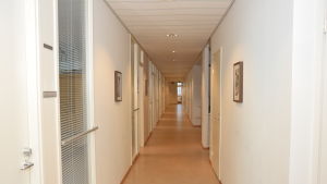 Det här är bokförings- och disponentbyråns korridor i andra våningen. Det ser tomt ut, men där råder full verksamhet i de olika rummen ... En lång tom korridor i Fixhusets andra våning i Ekenäs.