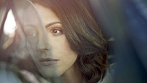 Doctor Fosterina nähdään Suranne Jones. Brittisarja mustasukkaisesta aviovaimosta.