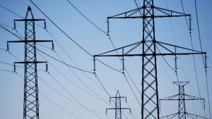 I Finlands säljs elektricitet av över 70 bolag, och de flesta av dem beter sig oklanderligt. Kraftledningar fotograferade nedifrån.