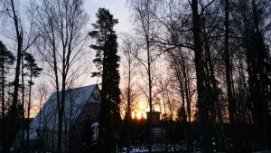 Byggnaden hör inte till helheten kring kyrkan, säger Lundqvist i beredningen. En kyrka i soluppgången.