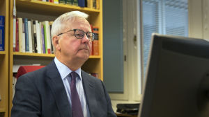 Olli Mäenpää, professor i offentlig rätt Olli Mäenpää työpöydän äärellä