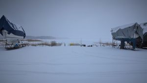 Marcus Grönholm hoppas att Ingå kommun kan lösa parkeringsfrågan så att båtägarna kommer till bryggorna med sina båtar och sedan kan parkera någonstans innan de åker ut i skärgården. Det planeras nya hus intill småbåtshamnen i Ingå där det blir en bostadsmässa 2022.