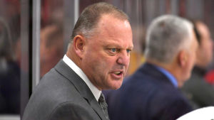 Gerard Gallant bakom Vegas bänk. Gerard Gallant bakom Vegas-bänken.