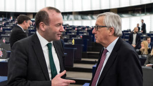 Manfred Weber (till vänster) är förhandsfavorit i valet då efterträdaren till Jean-Claude Juncker (till höger) utses. Tyske parlamentarikern Manfred Weber och kommisionsordförande Jean Claude Juncker diskuterar i januari 2018.