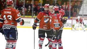 Erik Thorell stod för ett konstmål mot Ilves. Helsingfors IFK:s spelare firar ett mål i ishockeyligan.