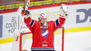 Kevin Lankinen representerade förra säsongen HIFK. Kevin Lankinen firar.