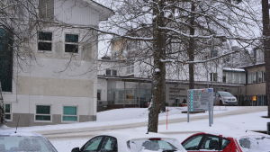 Kostnaderna för vården skenade inte i väg år 2017. På bilden Raseborgs sjukhus i Ekenäs. Ingång till raseborgs sjukhus.