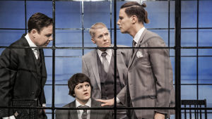 Bartleby omringad av bekymrade arbetskamrater. Från vänster Patrick Henriksen, Joanna Haartti, Hellen Willberg och Simon Häger. Foto från I would prefer not to på Svenska Teatern.