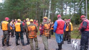 Arkivbild. Skåldö-Torsö jaktlag i Raseborg har också yngre medlemmar. En grupp på cirka 30 personer i orange rockar klara att bege sig ut på älgjakt.