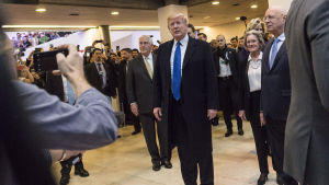 Trump väckte uppmärksamhet när han besökte Davos för första gången år 2018. USA:s president står i en folksamling och blir fotograferad av pressen.