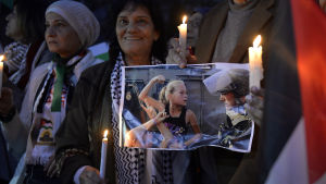 Ahed Tamini har ett stort stöd bland palestinier runt om världen. På bilden höjer hon som tioåring näven mot en israelisk soldat. Ahed Tamini har ett stort stöd bland palestinier runt i världen.