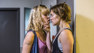 Hjärnorna bakom serien spelar båda fångar. Två kvinnliga fångar med ansiktena nära varandra i isländska tv-serien "Fångar"